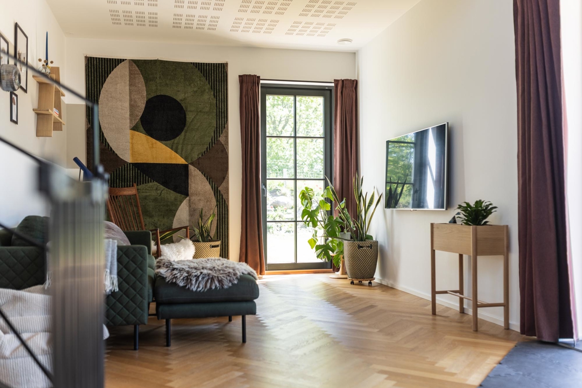 Terrassedør med sort paskvilgreb i stue Terrassedør med sort paskvilgreb i stue