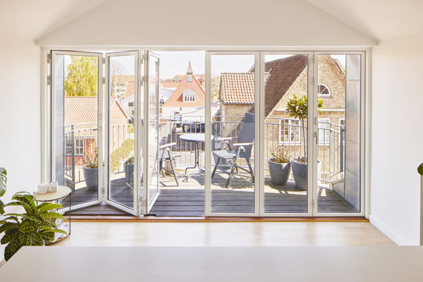 Bred foldedør lukker lyset ind i taglejlighed