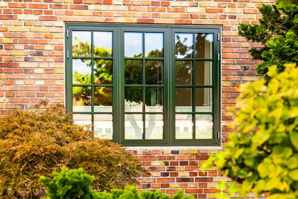 Vinduer der fremhæver sjælen i murermestervilla