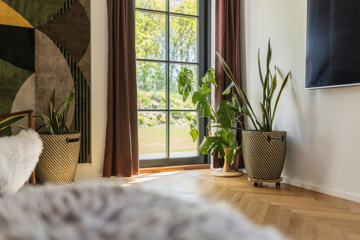Terrassedør i sort med flot indretning i nybyggeri