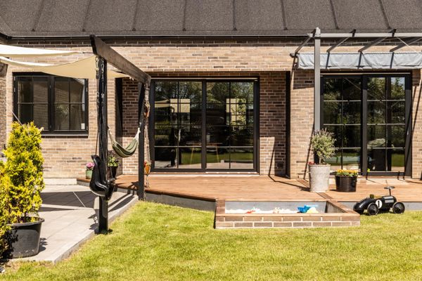 Landlig idyl med trævinduer og sprosser