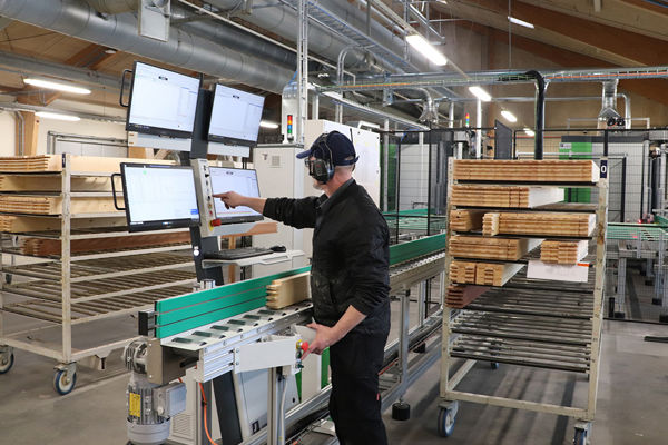 Vinduesproducent effektiviserer produktionen og bevarer danske arbejdspladser