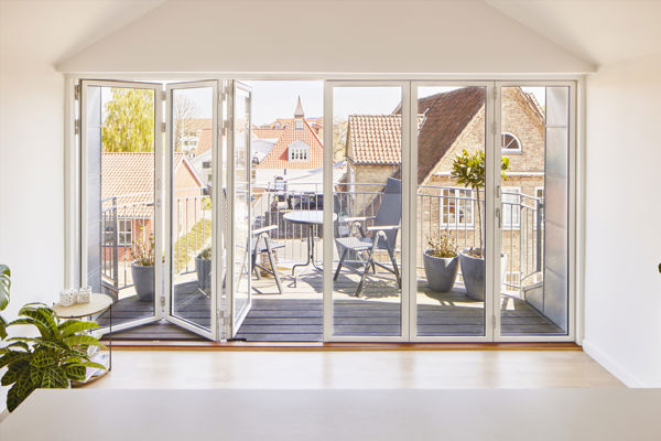 Bred foldedør lukker lyset ind i taglejlighed