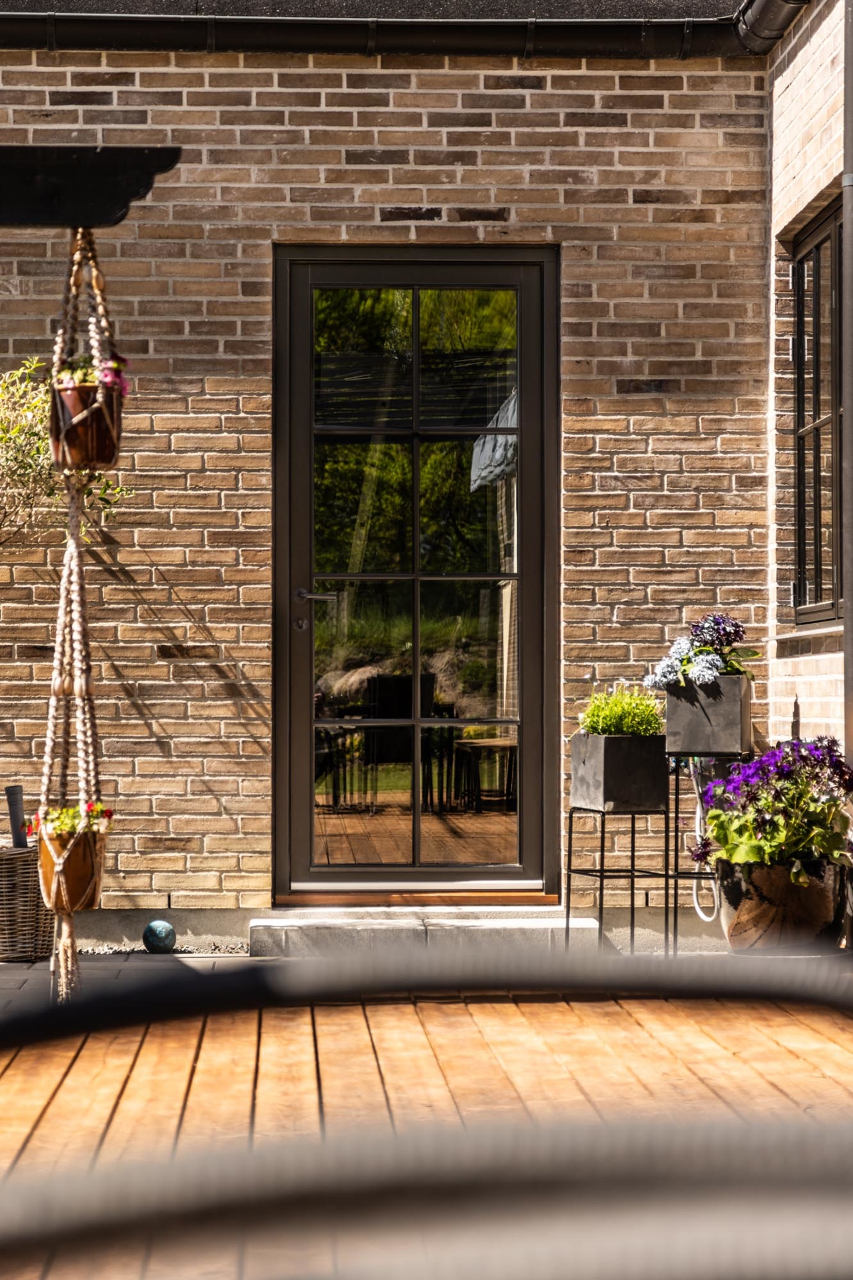 Facadedør i RAL9005 sort, dybsort, med sort greb Facadedør i RAL9005 sort, dybsort, med sort greb