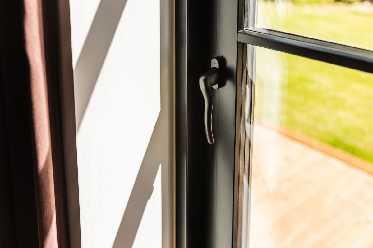 Sort greb på dør med tynde 24 mm. sprosser Sort greb på dør med tynde 24 mm. sprosser