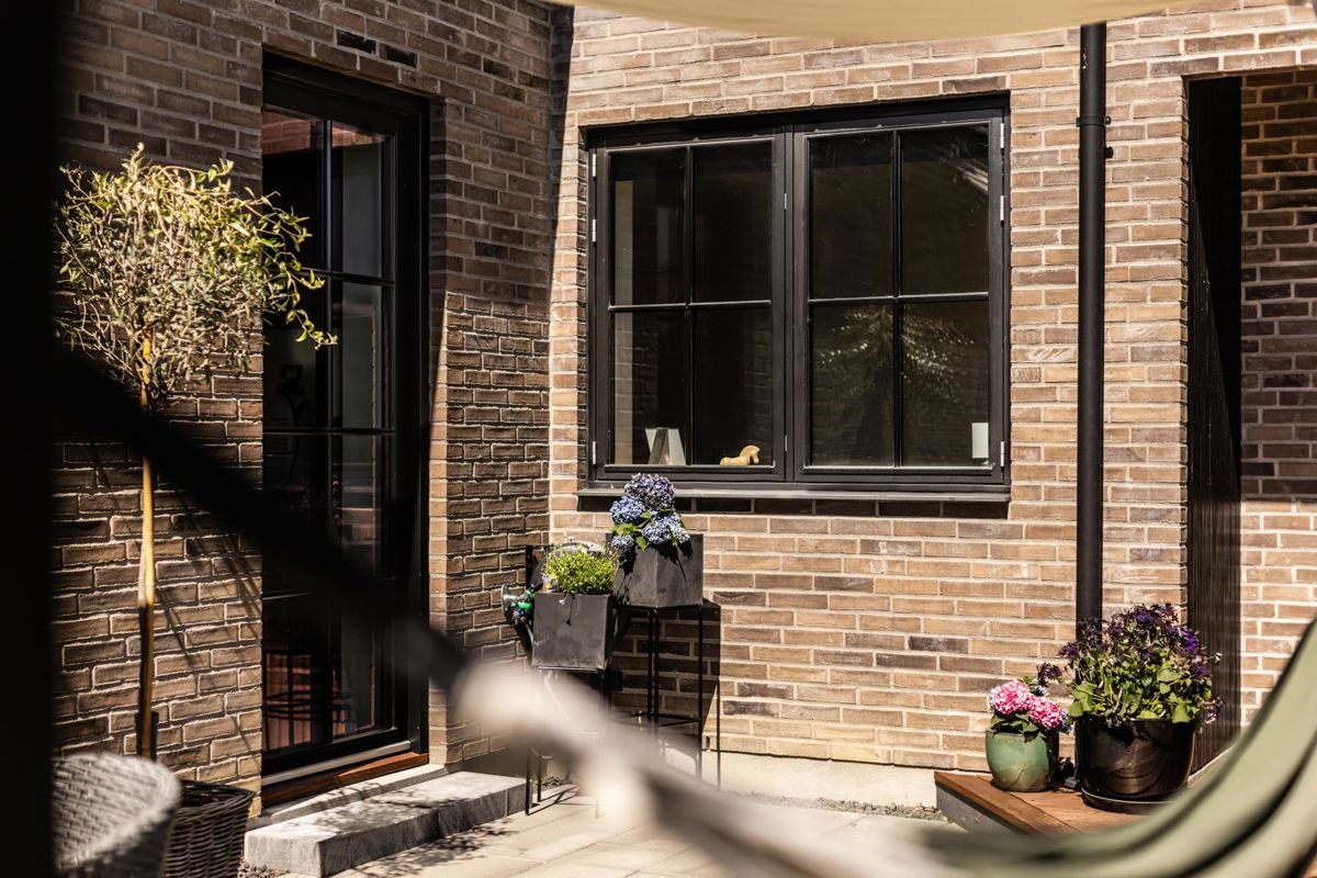 Sorte vinduer med sprosser og facadedør i RAL9005 dybsort Sorte vinduer med sprosser og facadedør i RAL9005 dybsort
