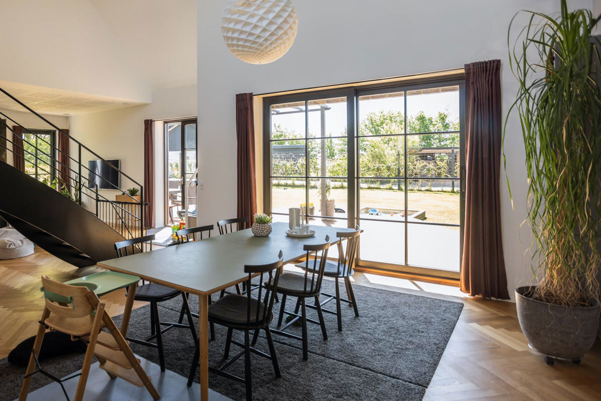 Sort hæveskydedør foran terrassen for nem adgang til haven Sort hæveskydedør foran terrassen for nem adgang til haven