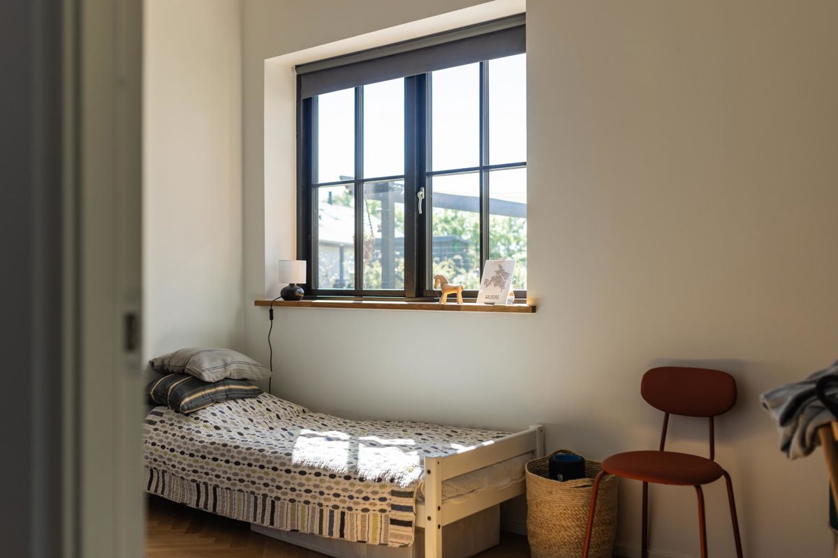 Værelse i nybyggeri villa, med sorte sidehængte vinduer og paskvilgreb, set indefra Værelse i nybyggeri villa, med sorte sidehængte vinduer og paskvilgreb, set indefra