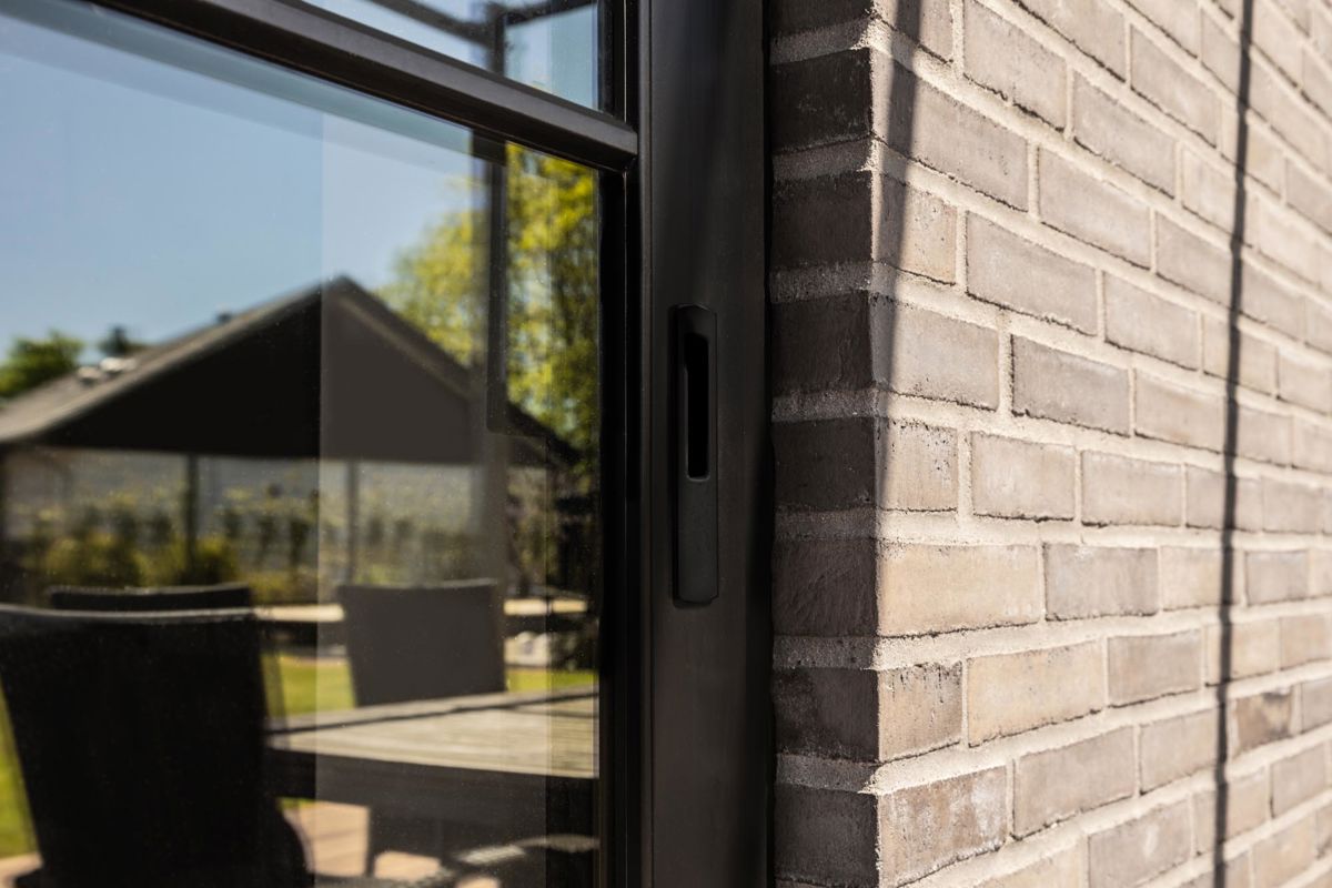 Sort hæveskydedør med sort fingerskål Sort hæveskydedør med sort fingerskål